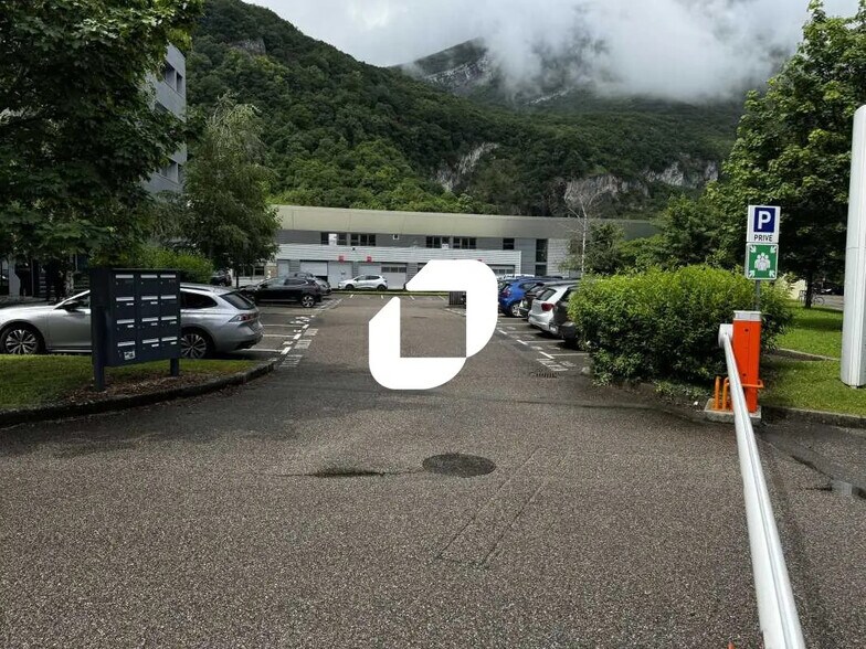 Bureau dans Fontaine à louer - Photo de l’immeuble – Image 3 sur 10