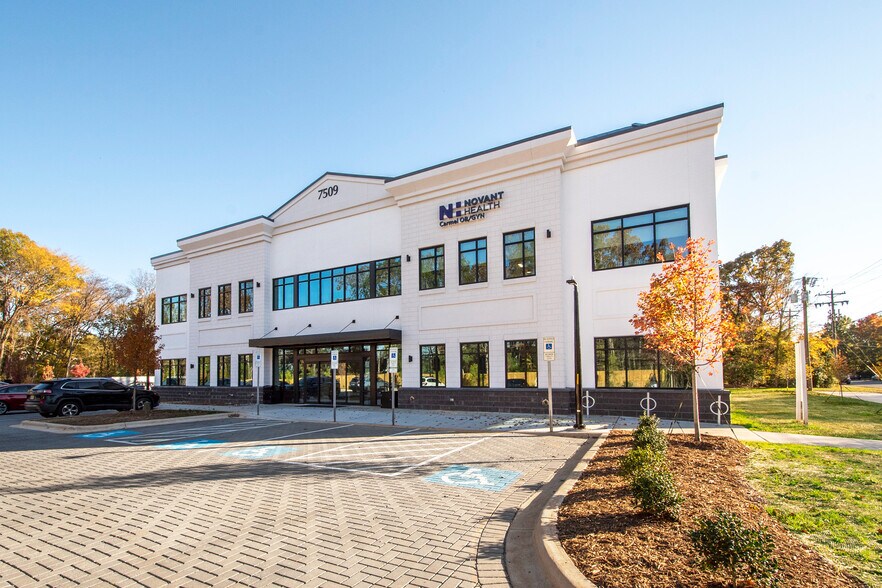 7509 Providence Rd, Charlotte, NC à louer - Photo de l’immeuble – Image 1 sur 6
