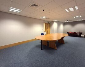 5-9 Fraser Rd, Bedford à louer Photo intérieure– Image 1 sur 3