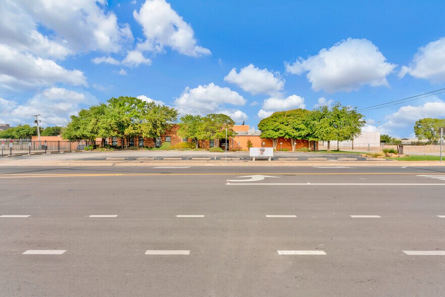 707 W Vickery Blvd, Fort Worth, TX à louer - Photo de l’immeuble – Image 2 sur 15