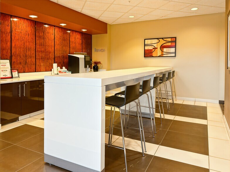 1755 Telstar Dr, Colorado Springs, CO à louer - Photo intérieure – Image 3 sur 17