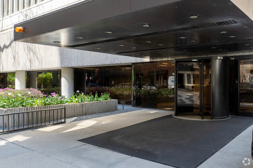 200 E Delaware Pl, Chicago, IL à vendre - Photo de l’immeuble – Image 1 sur 6