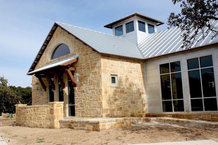 16022 Via Shavano, San Antonio, TX à louer - Photo de l’immeuble – Image 3 sur 16