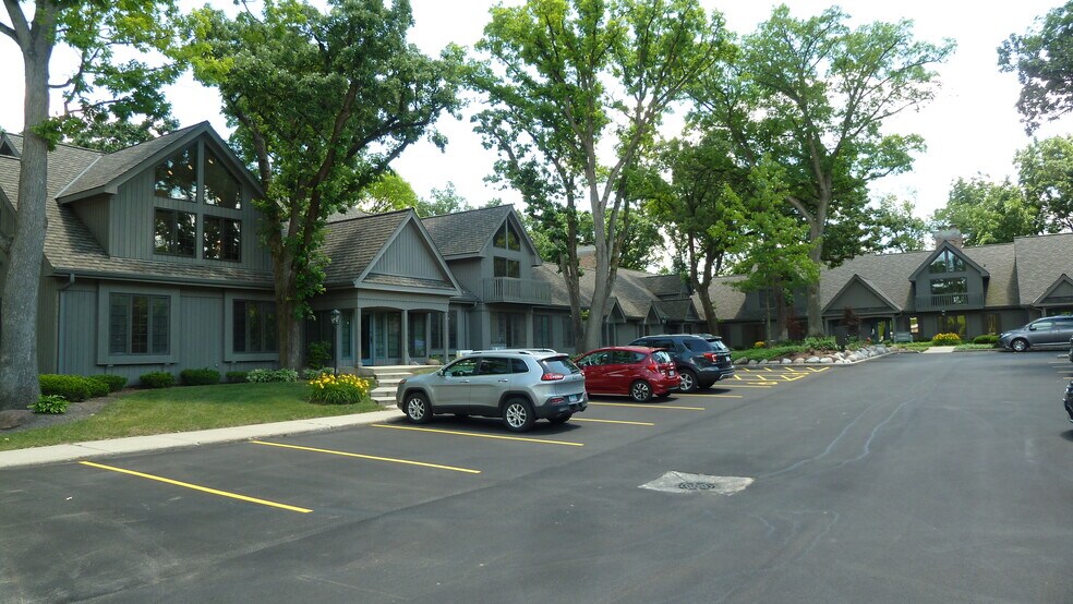 475 W Terra Cotta Ave, Crystal Lake, IL à louer - Photo de l’immeuble – Image 1 sur 7