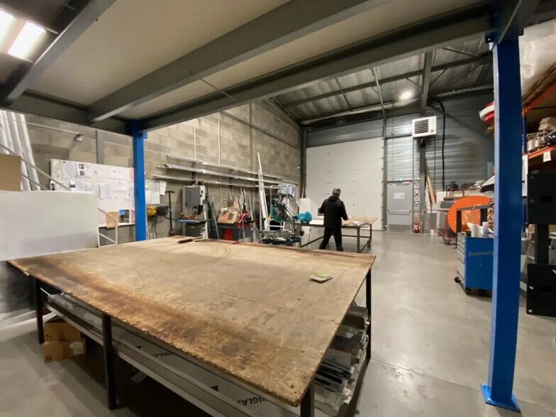 Local d'activités dans Brignais à vendre - Photo de l’immeuble – Image 3 sur 6