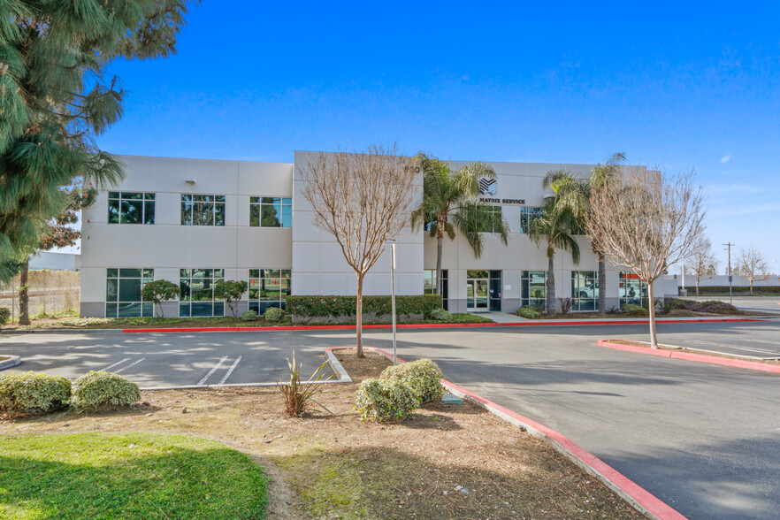 500 W Collins Ave, Orange, CA à louer - Photo de l’immeuble – Image 2 sur 5