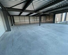 Bureau dans Ambérieux à louer Photo de l’immeuble– Image 2 sur 3