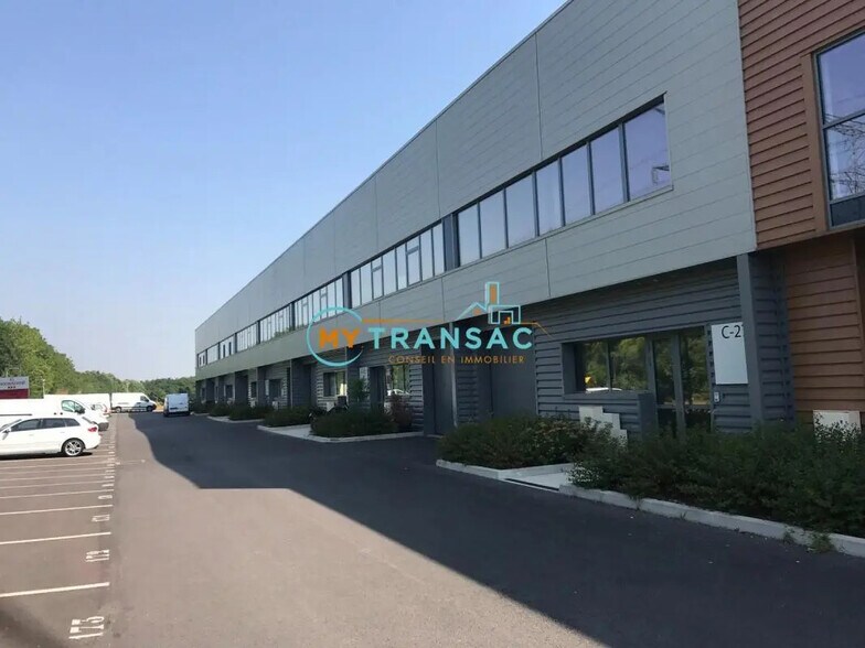 Local d’activités dans Bussy-Saint-Martin à louer - Photo de l’immeuble – Image 1 sur 4