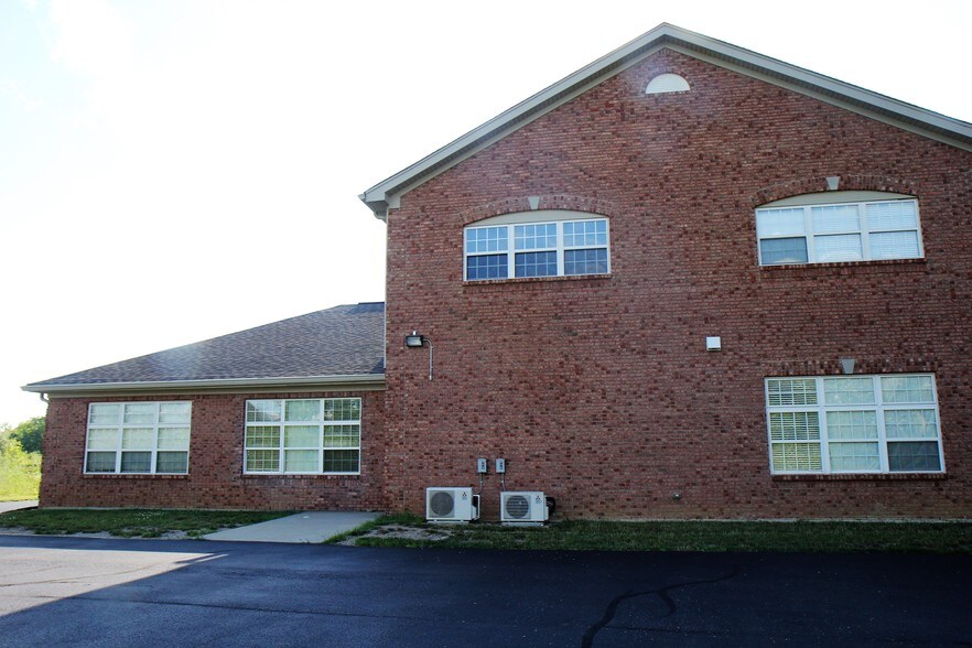 5900 Long Meadow Dr, Middletown, OH à vendre - Photo de l’immeuble – Image 2 sur 4