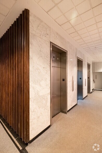1350-1356 Rue Sherbrooke O, Montréal, QC à louer - Hall d’entrée – Image 3 sur 5
