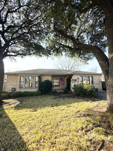 4258 W Lovers Ln, Dallas, TX à louer - Photo de l’immeuble – Image 1 sur 1