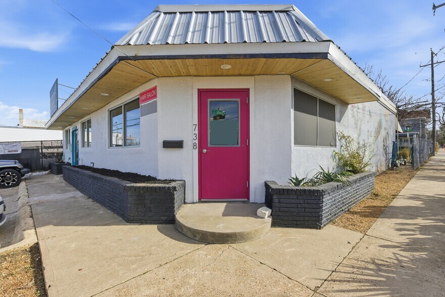 738 W Davis St, Dallas, TX à vendre - Photo de l’immeuble – Image 2 sur 17