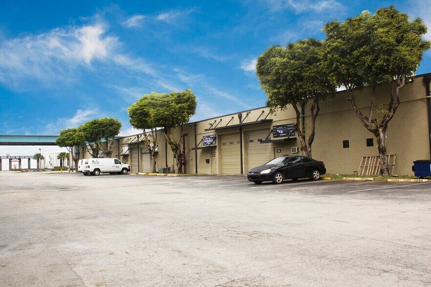 7212-7298 NW 25th St, Miami, FL à louer - Photo principale – Image 2 sur 11