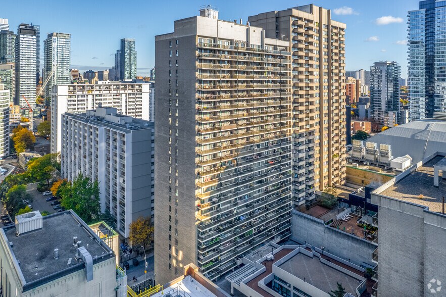 20 Carlton Street, 25 Wood St, Toronto, ON à louer - Photo de l’immeuble – Image 3 sur 30