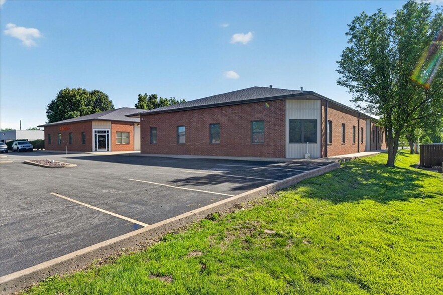 618 Cepi Dr, Chesterfield, MO à louer - Photo de l’immeuble – Image 3 sur 17