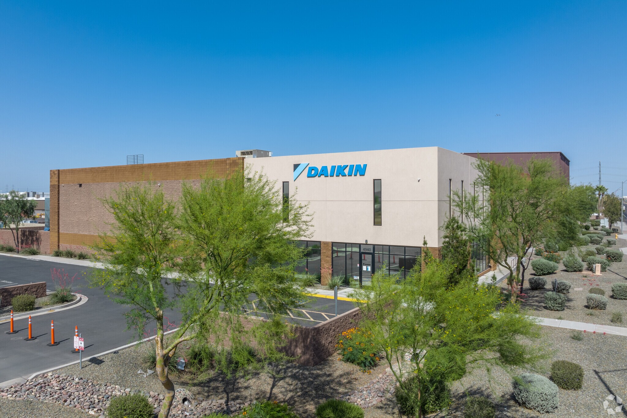 4940 W Lower Buckeye Rd, Phoenix, AZ à louer Photo de l’immeuble– Image 1 sur 8