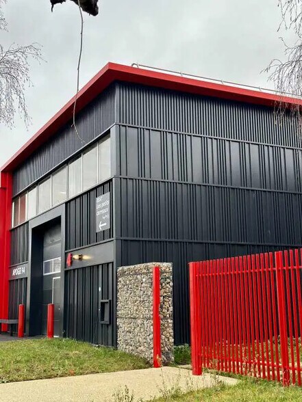 Local d’activités dans Bonneuil-sur-Marne à louer - Photo de l’immeuble – Image 1 sur 9