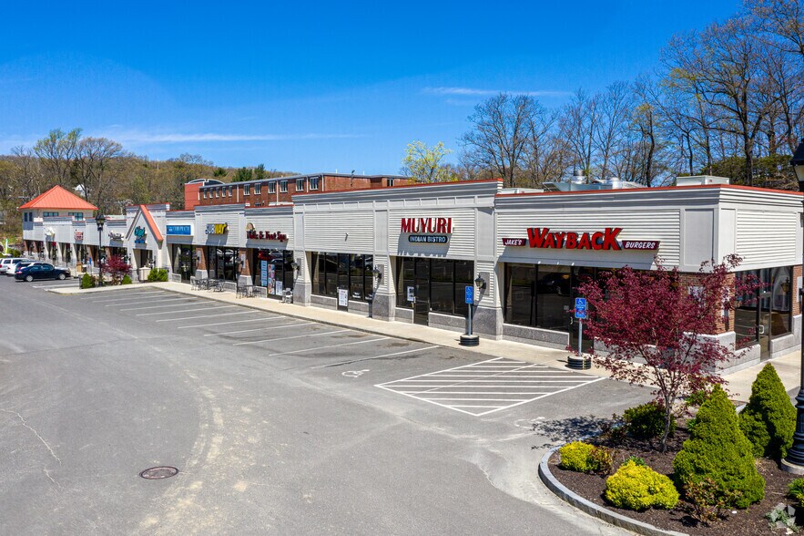 1249 W Main St, Waterbury, CT à louer - Photo de l’immeuble – Image 3 sur 5