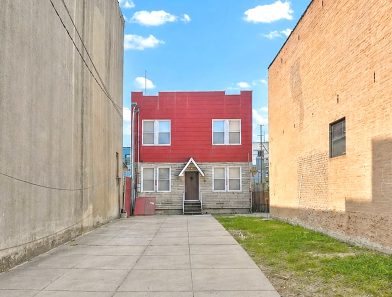 1919 Harman St, Ridgewood, NY à vendre - Photo principale – Image 1 sur 15