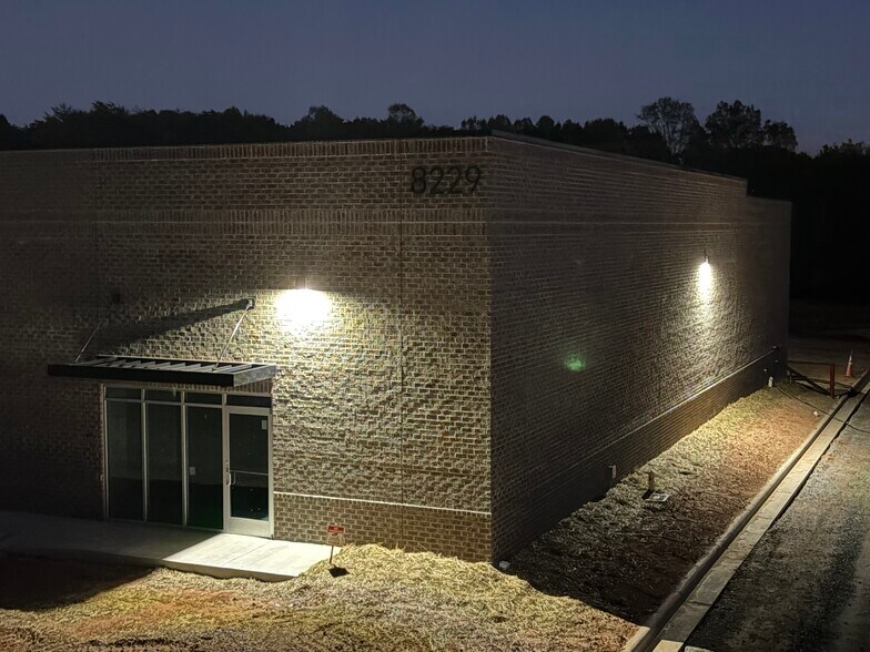 8229 Tyner Rd, Colfax, NC à louer - Photo de l’immeuble – Image 3 sur 8