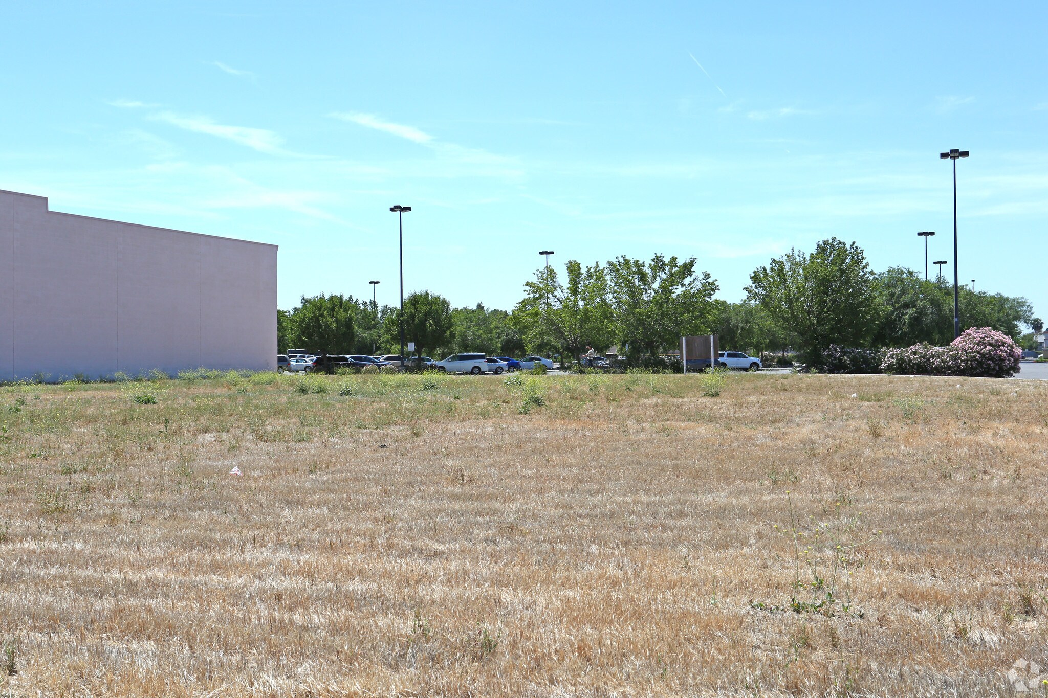 323 W Shaw Ave, Clovis, CA à louer Photo de l’immeuble– Image 1 sur 4