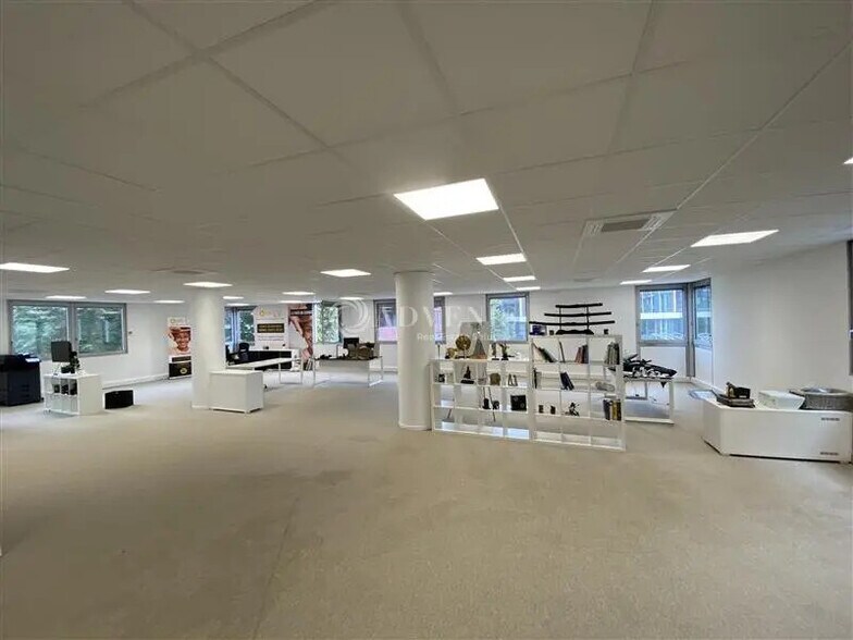 Bureau dans Montigny-le-Bretonneux à louer - Photo de l’immeuble – Image 1 sur 5