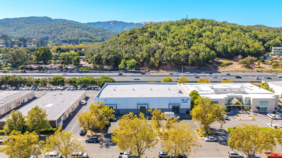 77 Hamilton Dr, Novato, CA à louer - Photo de l’immeuble – Image 3 sur 7