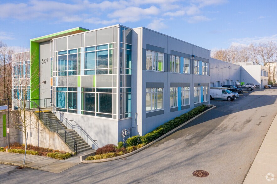 8327 Eastlake Dr, Burnaby, BC à louer - Photo de l’immeuble – Image 2 sur 7