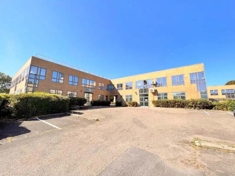 Bureau dans Montigny-le-Bretonneux à vendre - Photo de l’immeuble – Image 1 sur 14