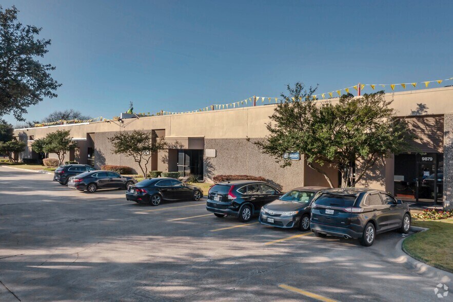 9841-9879 Chartwell Dr, Dallas, TX à louer - Photo de l’immeuble – Image 2 sur 9