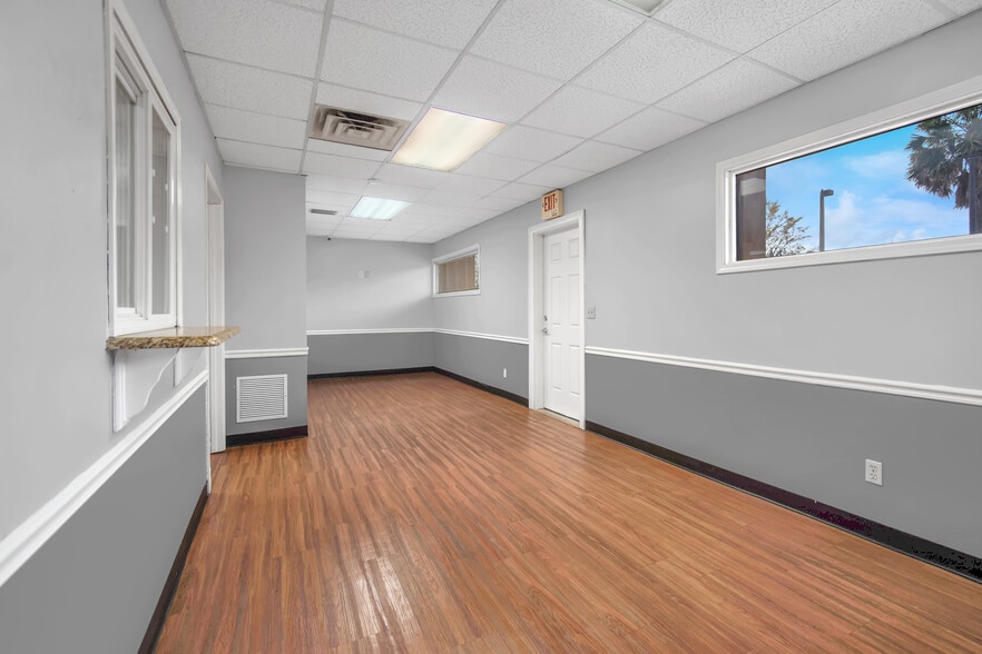 949 Lane Ave S, Jacksonville, FL à louer - Photo intérieure – Image 3 sur 19