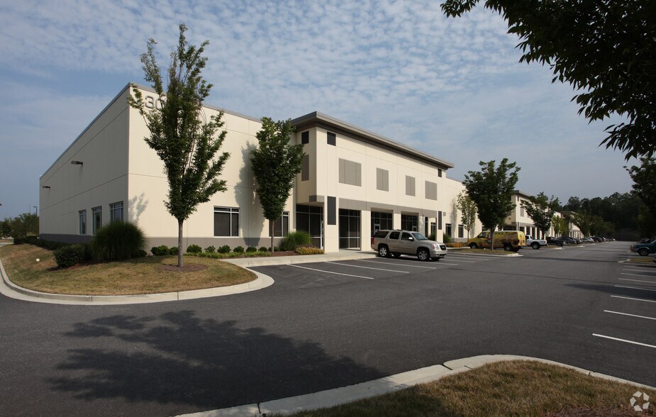 300 Brogdon Rd, Suwanee, GA à louer - Photo de l’immeuble – Image 1 sur 6
