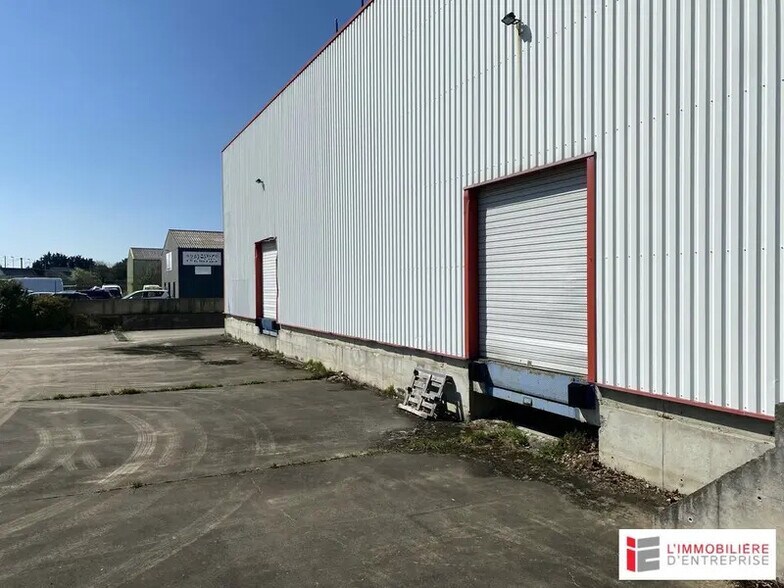 Local d'activités dans Vennes à vendre - Photo de l’immeuble – Image 3 sur 5