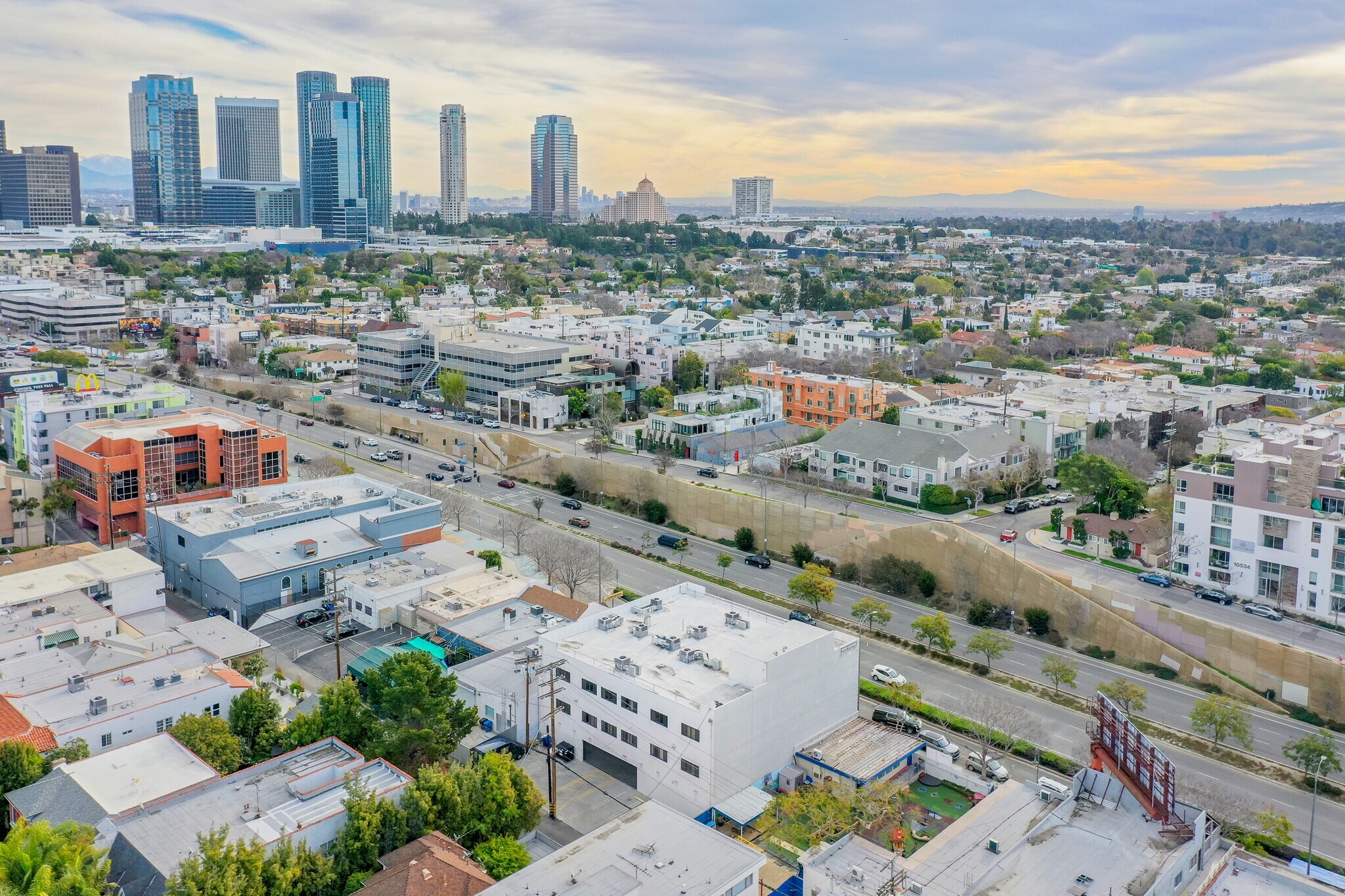 10537 Santa Monica Blvd, Los Angeles, CA à vendre Photo de l’immeuble– Image 1 sur 23