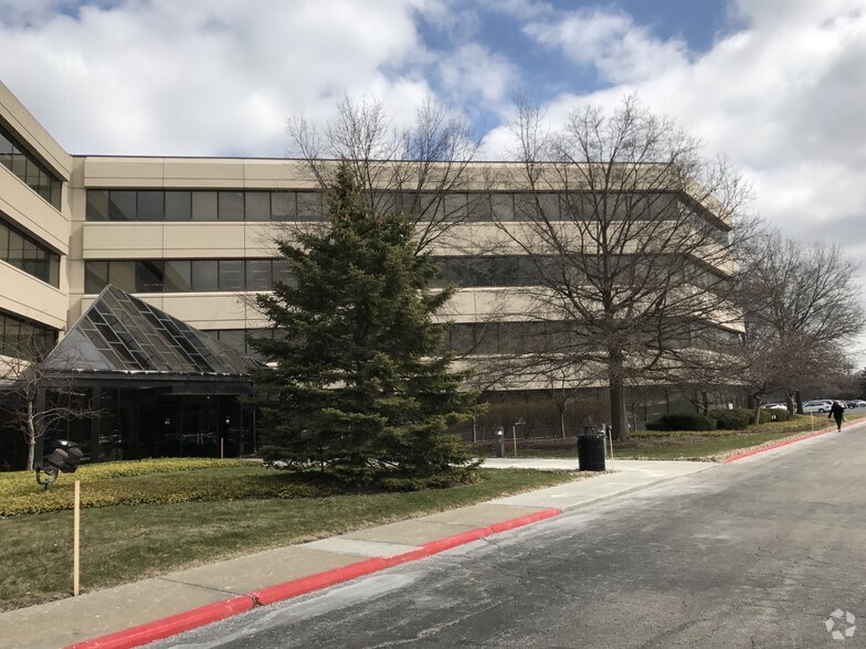 25050 Country Club Blvd, North Olmsted, OH à vendre - Photo de l’immeuble – Image 2 sur 5