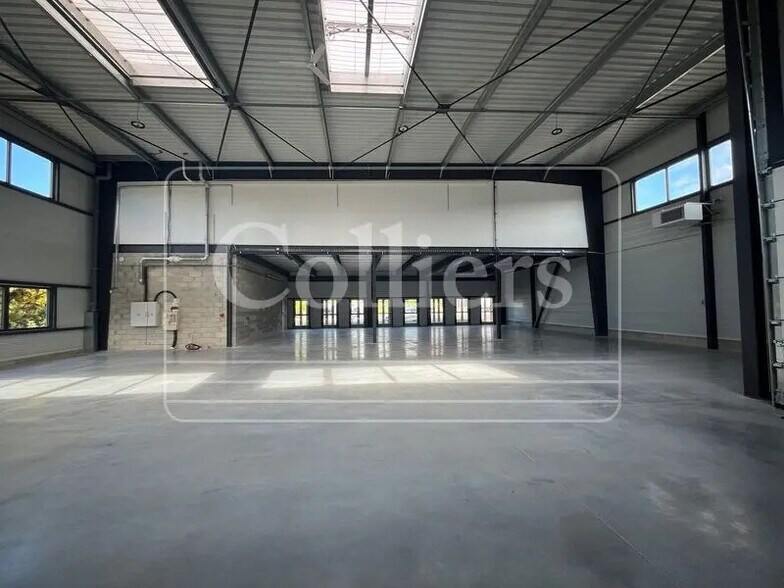 Local d’activités dans Venelles à louer - Photo de l’immeuble – Image 3 sur 8