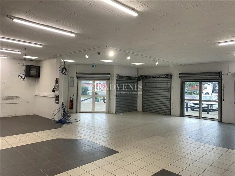 Local commercial dans à louer - Photo de l’immeuble – Image 1 sur 5