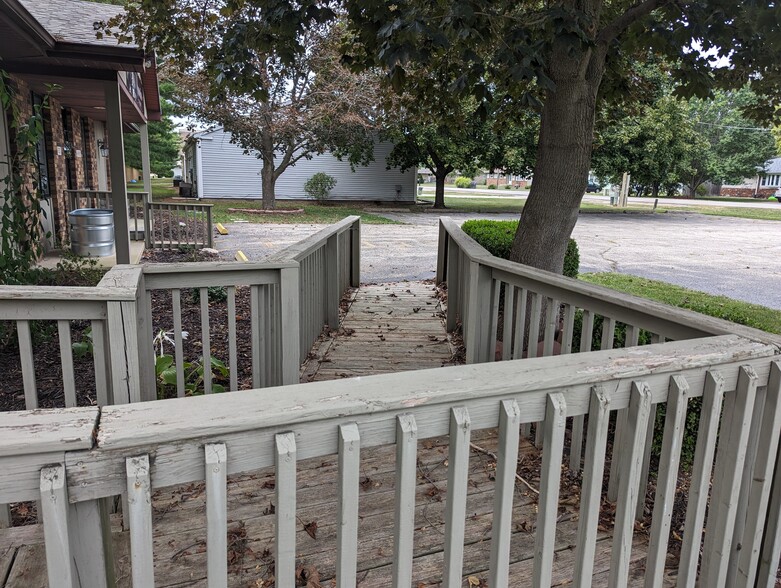 1820 McKinley Ave, Charleston, IL à louer - Photo de l’immeuble – Image 3 sur 21