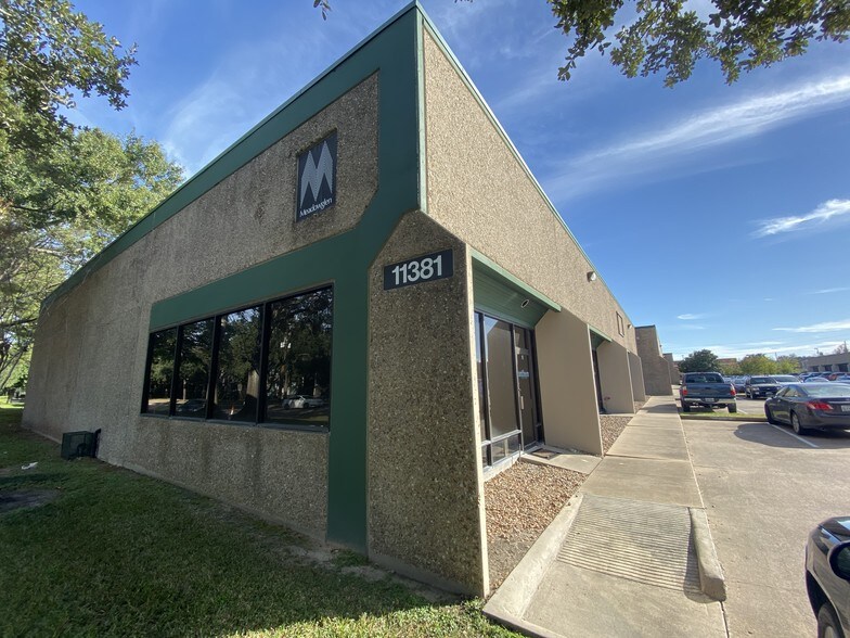 11381 Meadowglen Ln, Houston, TX à louer - Photo de l’immeuble – Image 3 sur 10