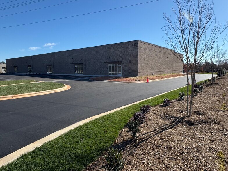 8229 Tyner Rd, Colfax, NC à louer - Photo de l’immeuble – Image 2 sur 8