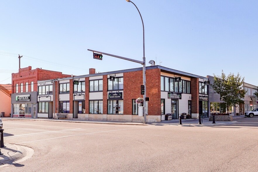 5002 50 st, Stettler, AB à vendre - Photo principale – Image 1 sur 35