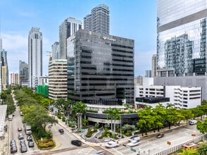 800 Brickell Ave, Miami, FL à louer Photo de l’immeuble– Image 2 sur 4