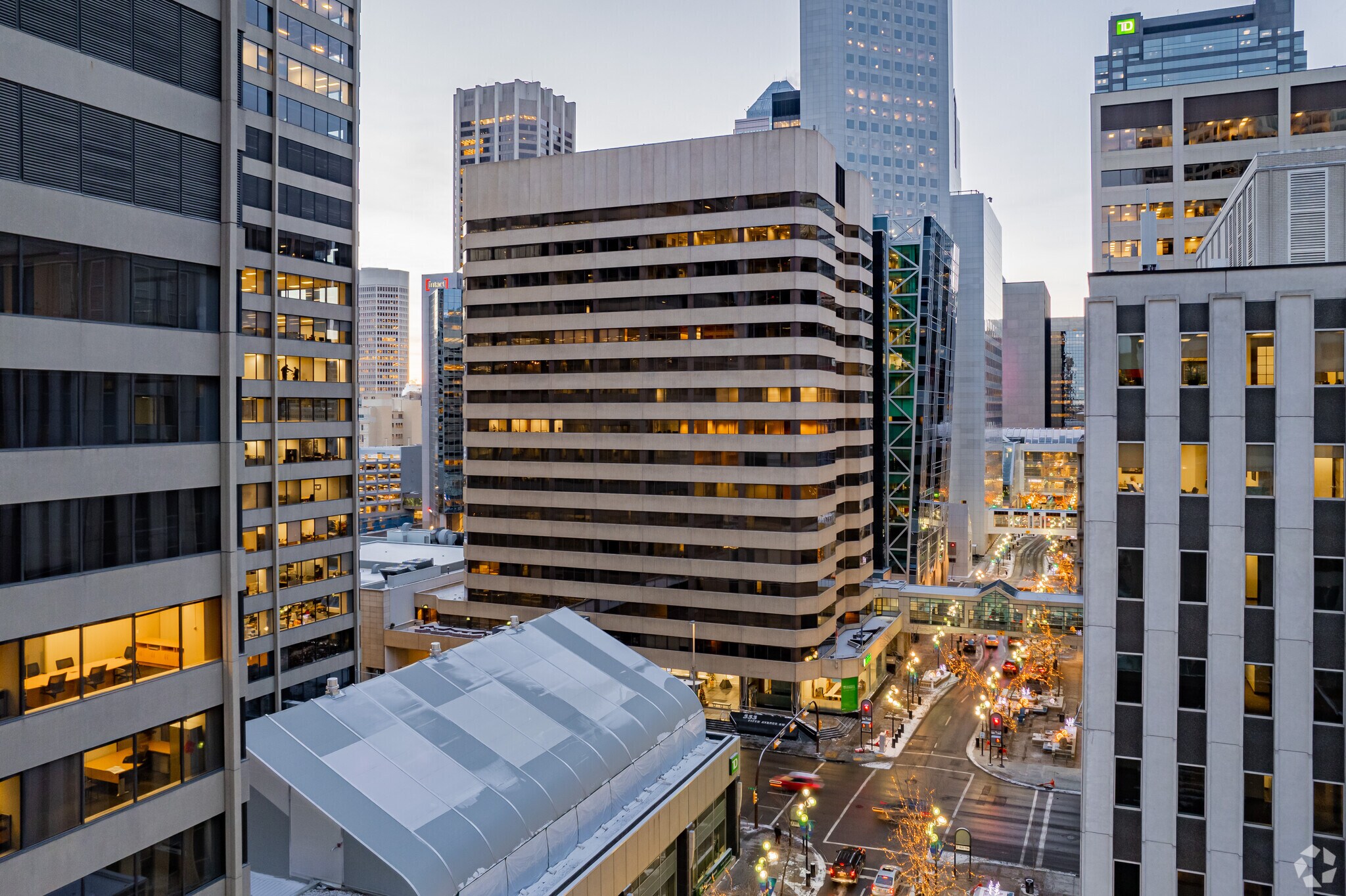 333 5th Ave SW, Calgary, AB à louer Photo de l’immeuble– Image 1 sur 2