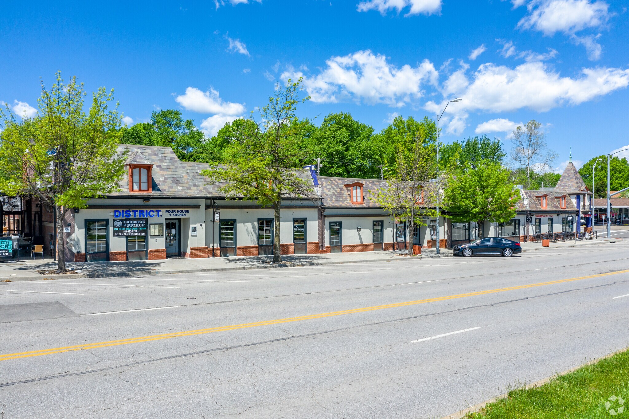 7100-7114 Wornall Rd, Kansas City, MO à louer Photo principale– Image 1 sur 22