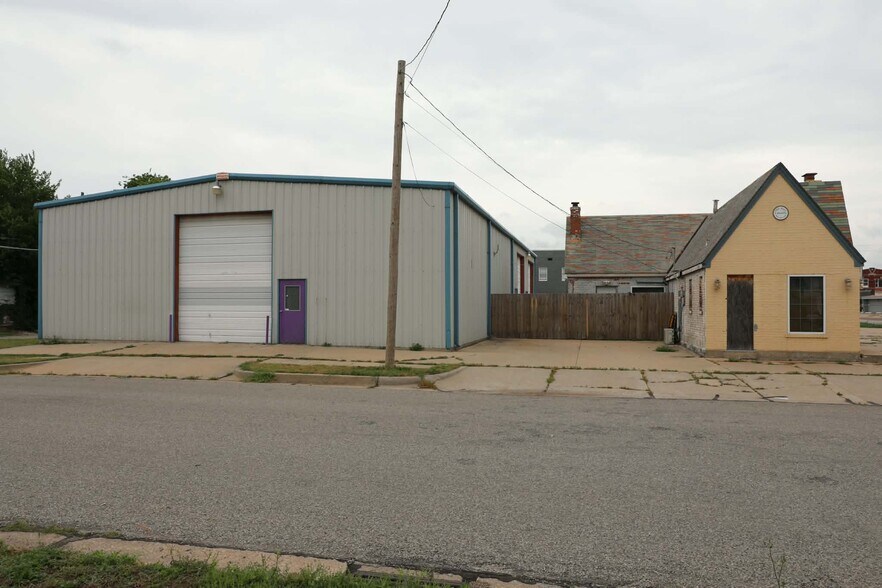 126 S Pine St, Ponca City, OK à vendre - Photo de l’immeuble – Image 3 sur 18