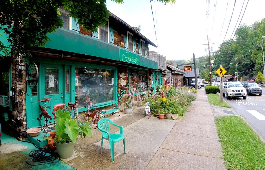 377 Parkway, Gatlinburg, TN à louer - Photo de l’immeuble – Image 2 sur 8