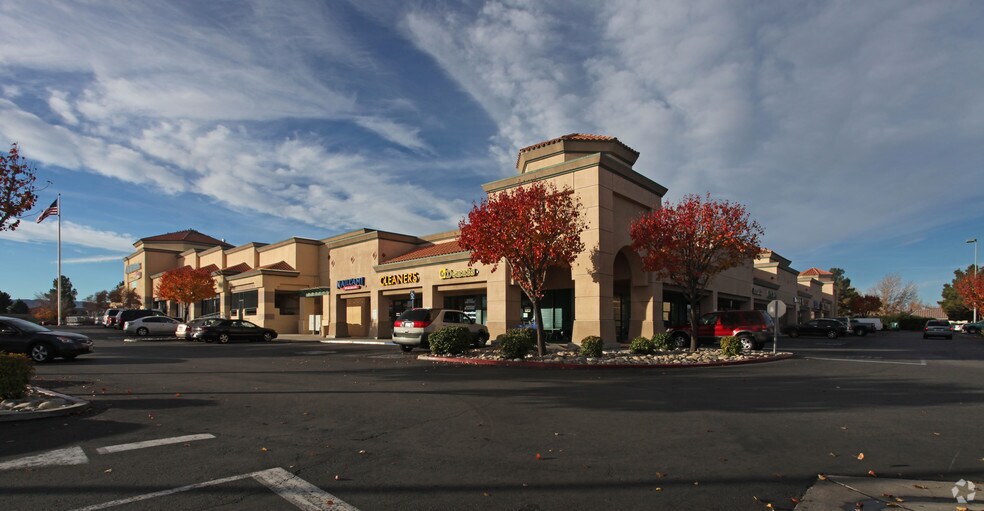 2044 W Avenue K, Lancaster, CA à louer - Photo principale – Image 1 sur 4