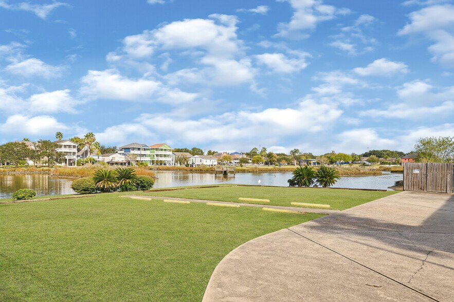 815 Clear Lake Rd, Clear Lake Shores, TX à vendre - Photo de l’immeuble – Image 3 sur 33
