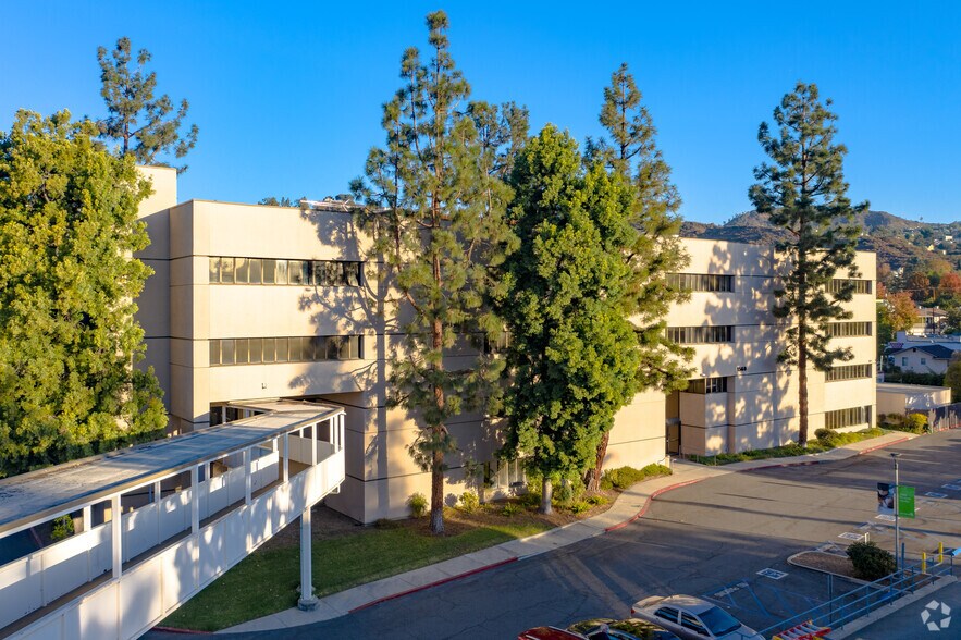 1560 E Chevy Chase Dr, Glendale, CA à louer - Photo de l’immeuble – Image 1 sur 7
