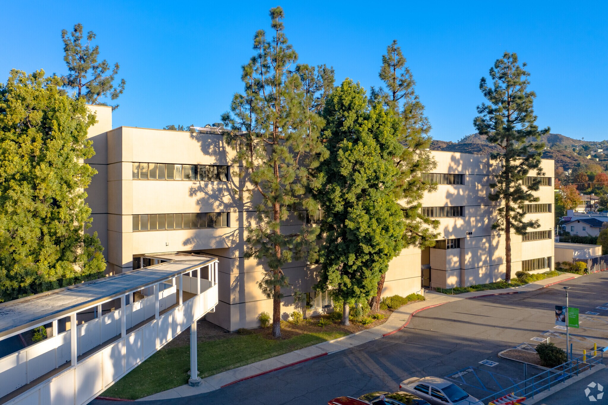 1560 E Chevy Chase Dr, Glendale, CA à louer Photo de l’immeuble– Image 1 sur 8